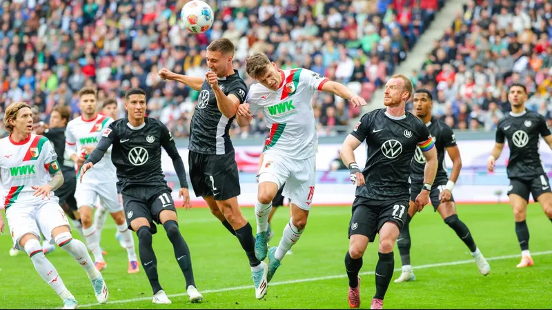 Cầu thủ Wolfsburg và Augsburg đấu tranh gay gắt trên sân cỏ Cầu thủ Wolfsburg và Augsburg đấu tranh gay gắt trên sân cỏ